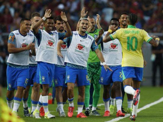 世界赛直播-小熊中柱+失点 拉菲尼亚任意球破门 巴西未能连胜