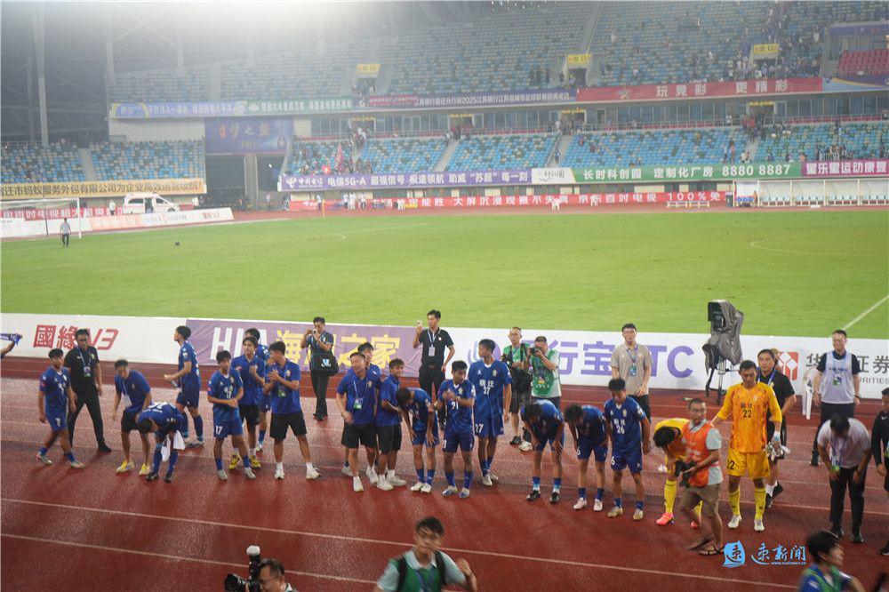 世界赛直播-主场内外看“苏超”·热力直击丨唱响终场哨 宿迁、淮安球迷与球员共筑温情时刻